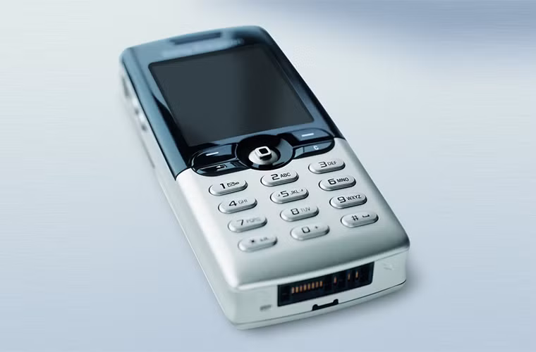  2004: Sony Ericsson T610 - Vào năm 2004, điện thoại chưa gây được sự hứng khởi cũng như chưa tạo được xu hướng để sử dụng, mặc dù T610 đã tạo được bước đột phá vào thời điểm đó.
