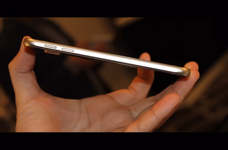 Cả hai mẫu S6 và S6 Edge đều được làm bằng thủy tinh và kim loại. Đặc biệt là bạn có thể nhìn thấy được khung kim loại khi nhìn vào các cạnh của nó.