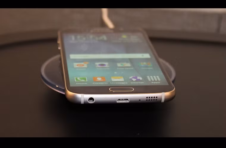 Cả S6 và S6 Edge đều hỗ trợ sạc không dây. Samsung cho biết các mẫu smartphone mới của hãng tương thích với bất kỳ tấm sạc không dây nào được bán trên Best Buy.