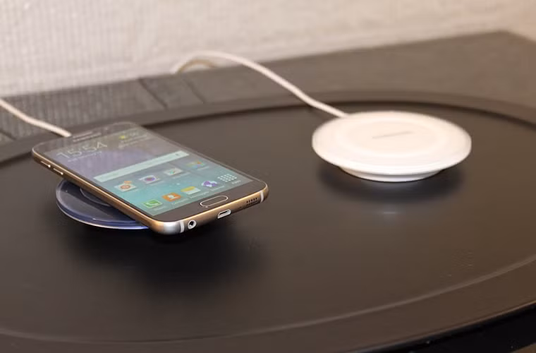 Cả hai mẫu máy cũng được tích hợp công nghệ sạc nhanh. Theo Samsung, bạn có thể sạc điện thoại đến 50% trong 30 phút.