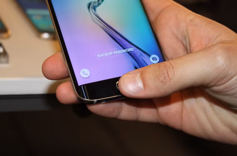 Bạn có thể khởi động ứng dụng camera bằng cách bấm đôi lên nút Home.