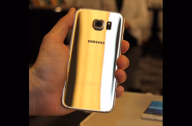 Samsung cho biết hãng đã sử dụng một loại sợi màu đặc biệt khi chế tạo các mẫu điện thoại mới để khiến chúng trông lung linh lấp lánh.