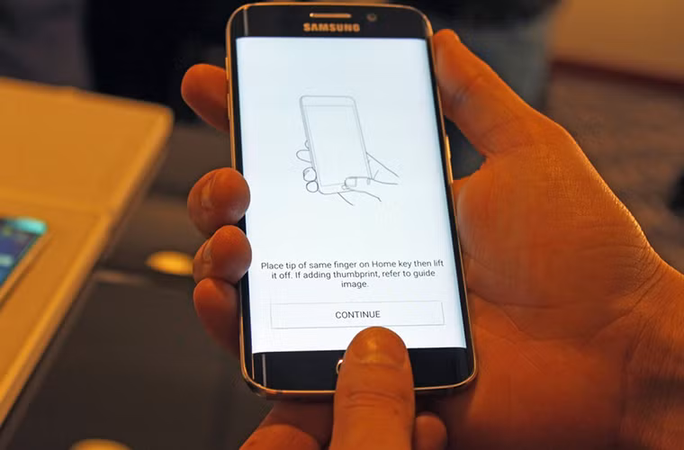Bên cạnh đó, Samsung còn tập trung phát triển bộ cảm biến vân tay cho S6. Giờ đây bạn đã có thể giữ ngón tay của mình trên nút Home như ở iPhone. Trên Galaxy S5, bạn phải trượt ngón tay lên nút Home mới mở được máy.