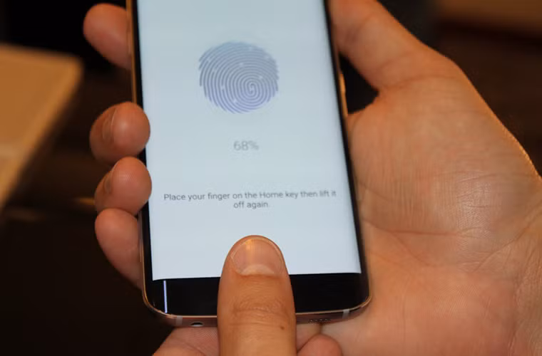 Hai mẫu điện thoại mới của Samsung được tích hợp ví điện tử Samsung Pay, cho phép thanh toán tại các cửa hàng sử dụng đầu đọc thẻ tín dụng thông thường hoặc đầu đọc thông qua giao tiếp NFC.