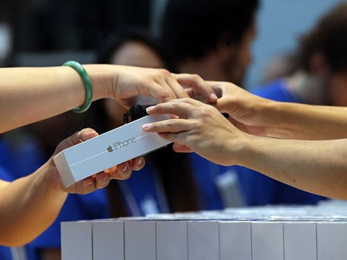 Doi iphone cu lay moi nguoi dung Trung Quoc huong loi