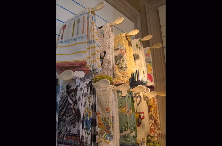 Khăn treo trên móc làm bằng thìa gỗ.