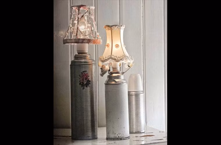 Đèn phong cách cổ làm từ phích nước cũ.