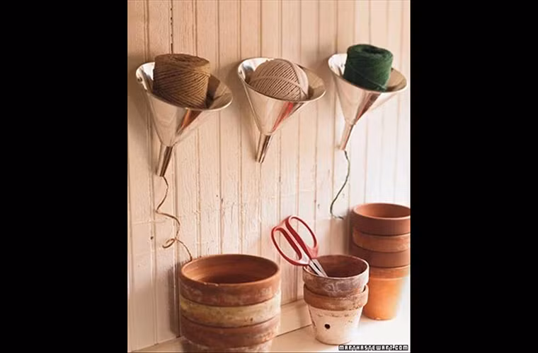 Giá đựng chỉ dệt bằng phễu.