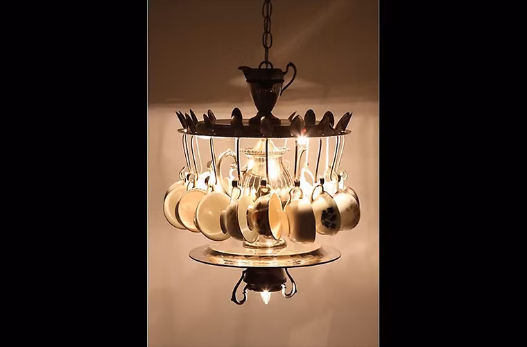 Một kiểu đèn treo khác làm từ tách uống trà.