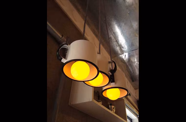 Chụp đèn từ tách uống trà.