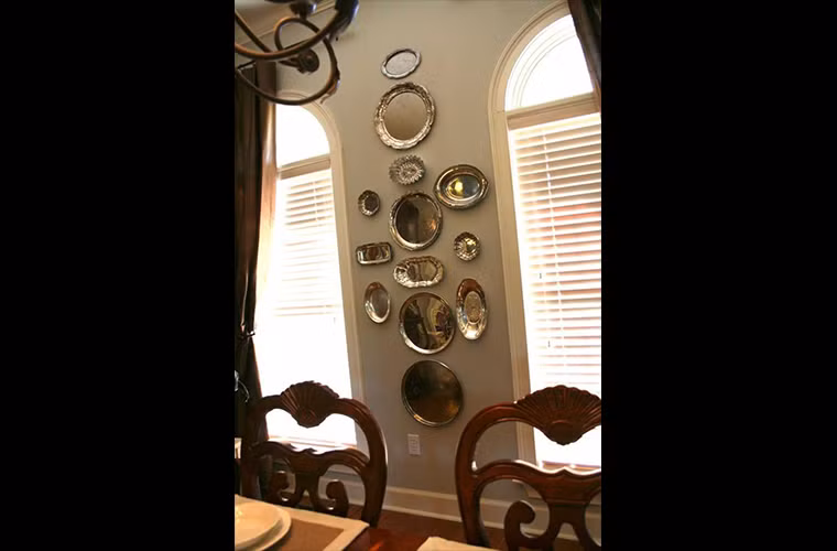 "Bức tranh" nghệ thuật treo tường bằng các khay bạc.