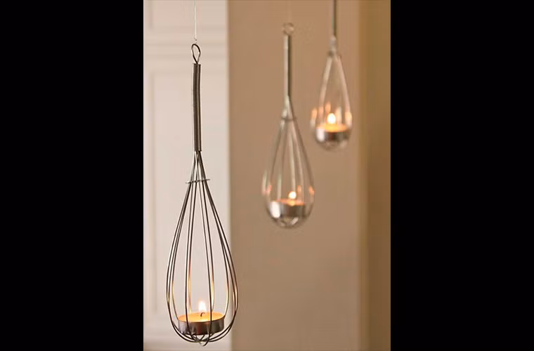 Đèn lồng nến bằng cây đánh trứng.