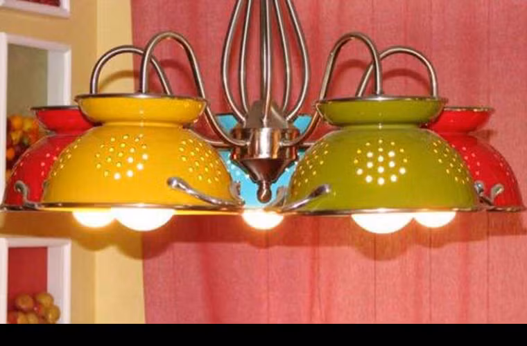 Đèn chùm thả trần làm từ những cái rây bột.