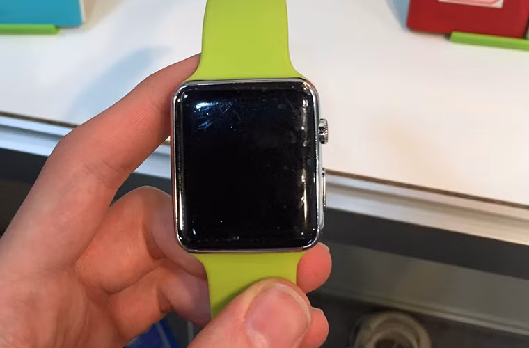 Thiết bị này trông giống Apple Watch nhưng nó là hàng nhái, mặc dù bề ngoài trông cũng hấp dẫn!