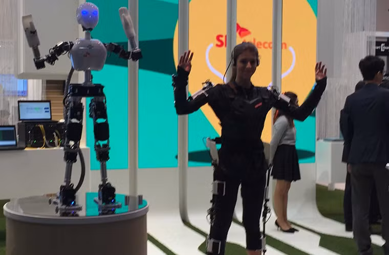 SK Telecom còn mang theo chú robot này. Nó đã bắt chước các cử động của người phụ nữ đứng bên phải.