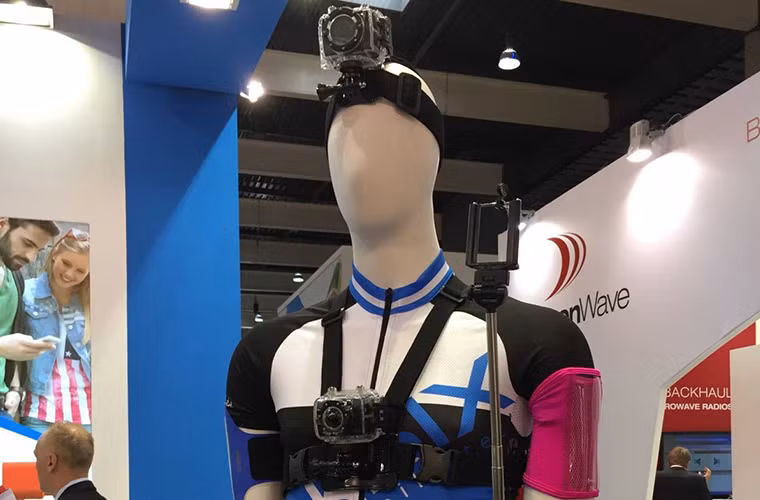 Đây là những thứ chúng ta sẽ đeo trong tương lai: một chiếc camera trên ngực và một cái khác đội trên đầu, cùng với một cái gậy chụp hình "tự sướng" (selfie) là đủ bộ.