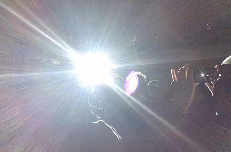 Trong buổi họp báo của Samsung hôm Chủ nhật, mọi người trong khán phòng đều thấm mệt, nhưng rồi chợt bừng tỉnh khi có một chùm sáng trắng rọi thẳng vào mặt họ.