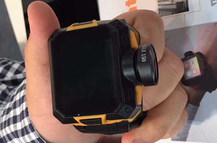 Nếu ai đó ước gì Apple Watch có tích hợp camera thì chiếc smartwatch thương hiệu Hàn Quốc này có thể là tùy chọn thay thế, vì nó có một camera to đùng ở cạnh bên.