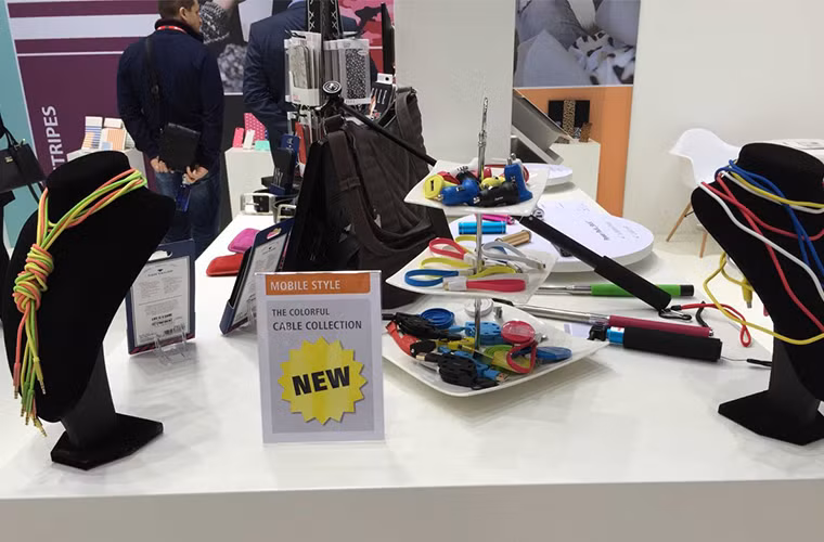 Các phụ kiện cho điện thoại đầy sắc màu trưng bày nhan nhản khắp MWC. Công ty trong hình này bán loại dây cáp mà bạn có thể đeo trên cổ.