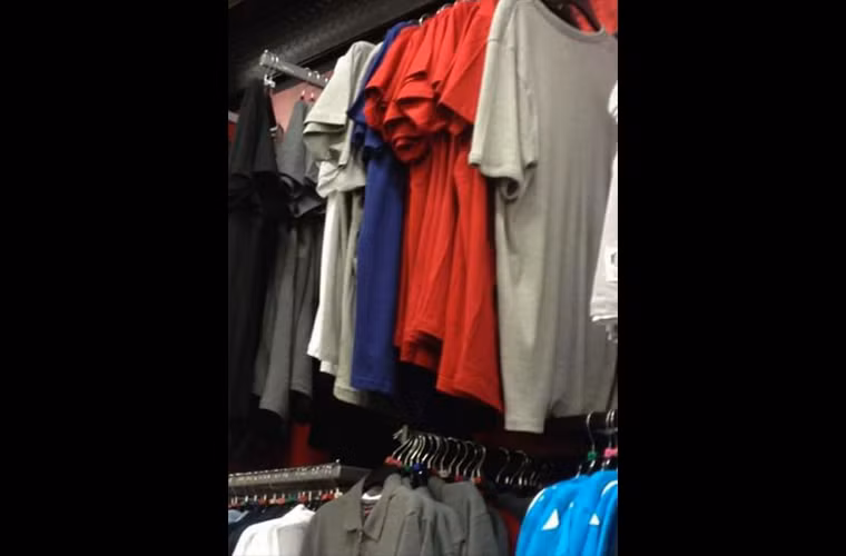 Những chiếc áo đang theo dõi khách hàng!