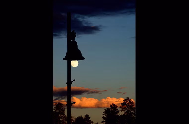 Cột đèn "Ông Trăng".