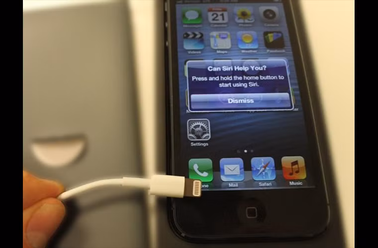  iPhone thì phải cắm dây sạc mới sạc được.