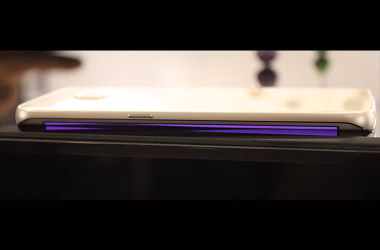  4. Với Galaxy S6 Edge, bạn có thể chọn màu riêng biệt cho từng danh bạ. Khi có cuộc gọi đến, điện thoại sẽ phát sáng màu đã gán cho danh bạ đang gọi đến.