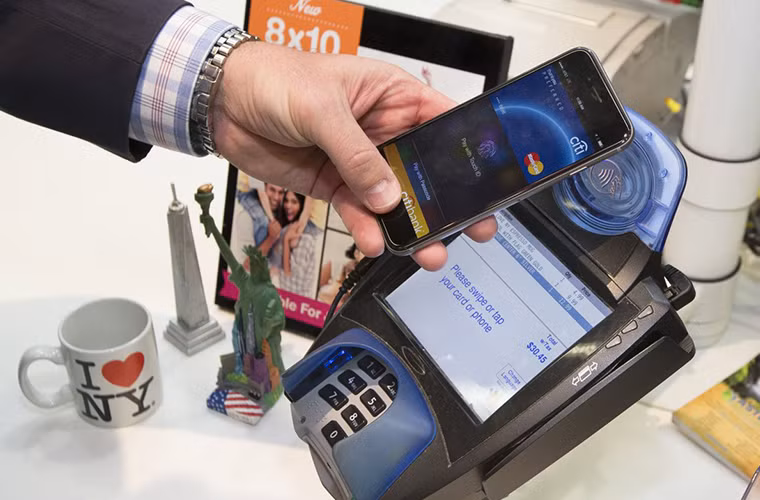  Apple Pay, công nghệ ví điện tử của Apple tương thích với iPhone 6 và 6 Plus, chỉ hoạt động với các đầu đọc hỗ trợ giao tiếp NFC.