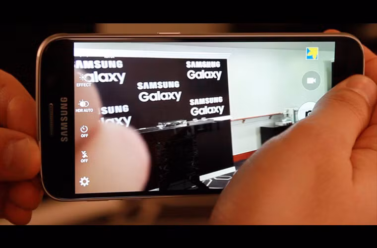  5. Bạn có thể khởi động ứng dụng camera trên Galaxy S6 hoặc S6 Edge bằng cách bấm đôi lên nút Home.