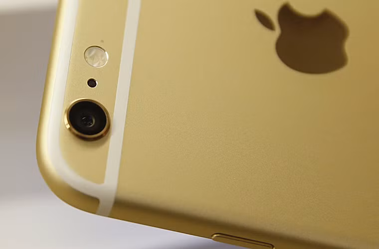 Trên iPhone, để khởi động ứng dụng camera, bạn hoặc phải khởi động trực tiếp ứng dụng hoặc bấm lên biểu tượng camera trên màn hình khóa.