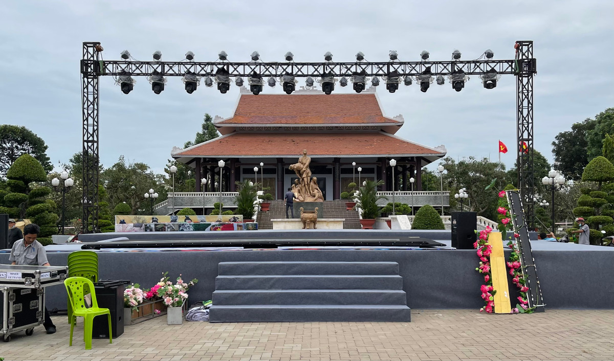 Sân khấu biểu diễn nghệ thuật mừng năm mới và sự kiến thành lập TP.Thủ Đức tại Đền Tưởng niện Bến Nọc (quận 9).