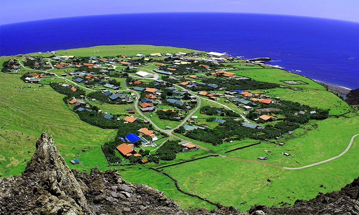 Đảo Tristan da Cunha: Lý do tại sao hòn đảo thuộc vương quốc Anh này trở thành nơi biệt lập nhất trên thế giới với khoảng cách để có thể di chuyển đến Tristan da Cunhangười quá xa. Nó gần nhất Saint Helena là 1.243 dặm, Nam Phi là 1.491 dặm và Nam Mỹ là 2.088 dặm. Ảnh Pinterest