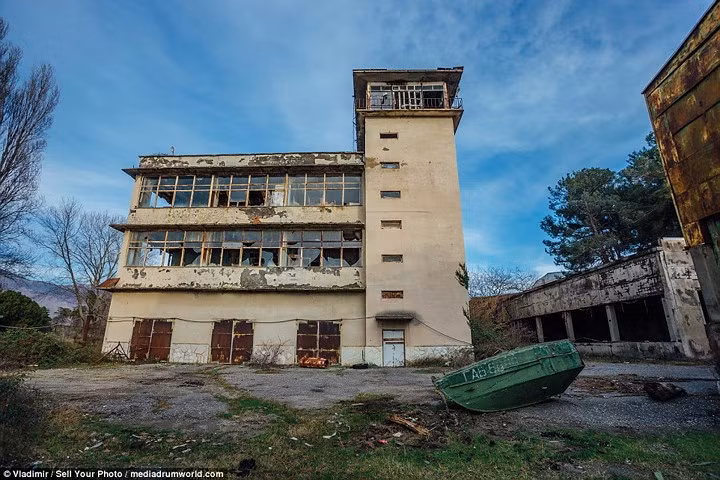 Phía bên ngoài tòa nhà trông hoang vu đến lạnh người.