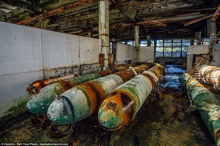 Những vỏ ngư lôi hoen rỉ dưới sàn nhà, bị bỏ lại khi cơ sở này đóng cửa vào năm 1991.