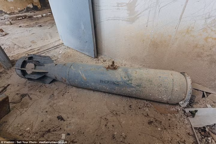 Vỏ ngư lôi cỡ nhỏ được khắc tiếng Nga nằm lăn lóc trên sàn đất.