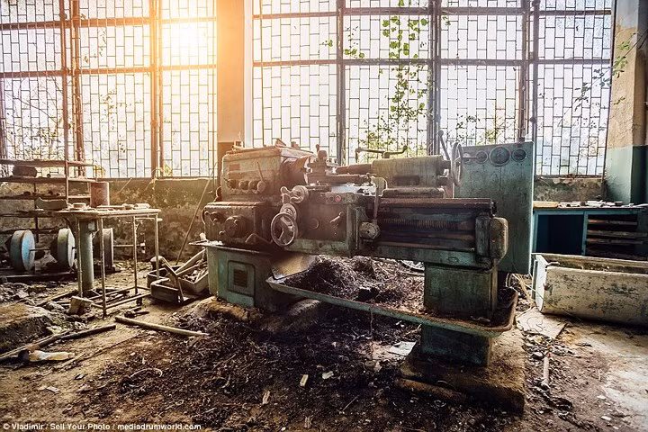 Một cỗ máy phục vụ công tác nghiên cứu và sản xuất ngư lôi gần như đã mục nát.