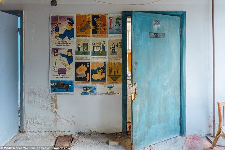 Bức hình cảnh báo về những nguy cơ tiềm ẩn khi làm việc tại phòng thí nghiệm được dán ngay cửa ra vào.