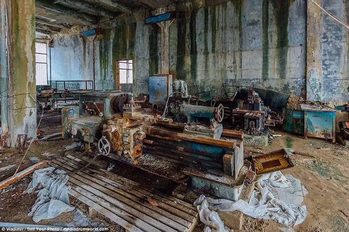 Máy móc chế tạo vẫn được đặt trên sàn nhà song không được sử dụng hàng chục năm qua.