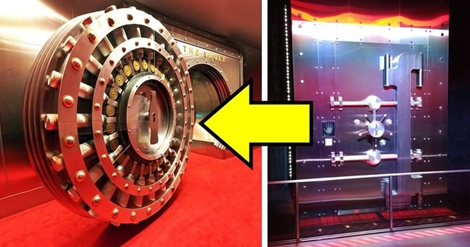  2. Hầm công thức Coca-Cola: Đã bao giờ bạn tò mò về công thức thực sự của Coca-Cola chưa? Hóa ra công thức này lại là một trong những bí mật được bảo vệ nghiêm ngặt nhất trên thế giới. Đây là công thức thương mại bí mật về cách thức pha chế ra loại đồ uống nổi tiếng này và đã từng được cất giấu ở rất nhiều địa điểm khác nhau. Công thức được lưu giữ bí mật tuyệt đối trong một hầm sâu và chỉ có quản lý cao cấp của công ty mới có thể mở. Nhiều người cho rằng nơi lưu trữ chỉ mang tính chất trang trí còn bí mật thực sự nằm trong “trái tim” của người quản lý Coca Cola.