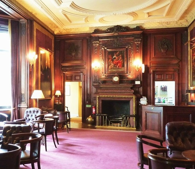  4. Câu lạc bộ của các quý ông White’s, Anh: Câu lạc bộ độc quyền nhất ở Anh được thành lập năm 1693. Câu lạc bộ nổi tiếng với "cuốn sách cá cược" nơi kết quả của các cược kỳ lạ được ghi nhận. Phụ nữ không thể vào câu lạc bộ. Chỉ có thành viên hoàng gia, giới nhà giàu, những người giữ vị trí cao mới có thể là thành viên của câu lạc bộ danh giá này.