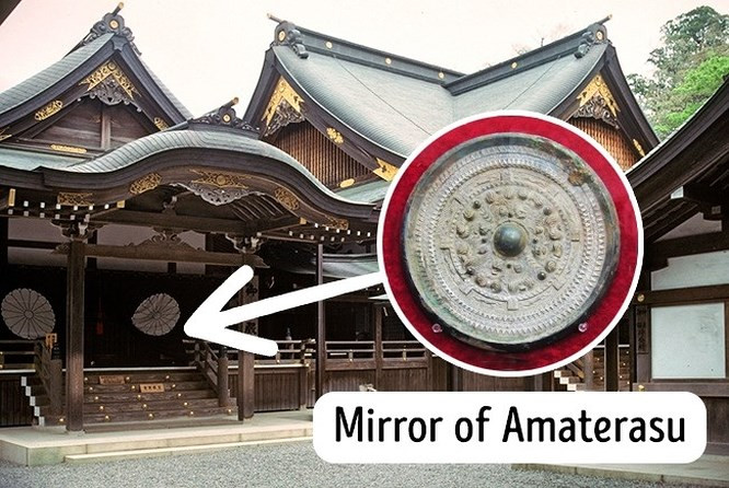  5. Đền Ise Grand: Đền Ise Grand là ngôi đền linh thiêng nhất của Nhật Bản, nơi lưu giữ rất nhiều kho báu quốc gia. Điều quan trọng nhất là tấm gương huyền thoại của Nữ thần Mặt trời Amaterasu - Yata no Kagami. Theo truyền thống Shinto, ngôi đền bị phá hủy và xây dựng lại sau 20 năm. Chỉ có linh mục và các thành viên của gia đình hoàng gia mới có quyền bước vào, và những người còn lại chỉ có thể chiêm ngưỡng ngôi đền từ xa.