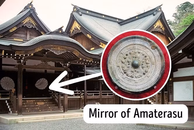  5. Đền Ise Grand: Đền Ise Grand là ngôi đền linh thiêng nhất của Nhật Bản, nơi lưu giữ rất nhiều kho báu quốc gia. Điều quan trọng nhất là tấm gương huyền thoại của Nữ thần Mặt trời Amaterasu - Yata no Kagami. Theo truyền thống Shinto, ngôi đền bị phá hủy và xây dựng lại sau 20 năm. Chỉ có linh mục và các thành viên của gia đình hoàng gia mới có quyền bước vào, và những người còn lại chỉ có thể chiêm ngưỡng ngôi đền từ xa.