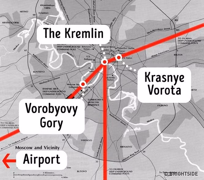  6. Hệ thống tàu điện ngầm Metro-2: Hệ thống tàu điện ngầm Metro-2 ở Moskva được xây dựng từ thời lãnh tụ Stalin theo mật lệnh của điện Kremlin, nhằm tạo đường thoát hiểm cho các quan chức cấp cao trong trường hợp khẩn cấp. Đường tàu điện ngầm bí mật nằm ở độ sâu 210 mét dưới những con đường Moscow nhộn nhịp.