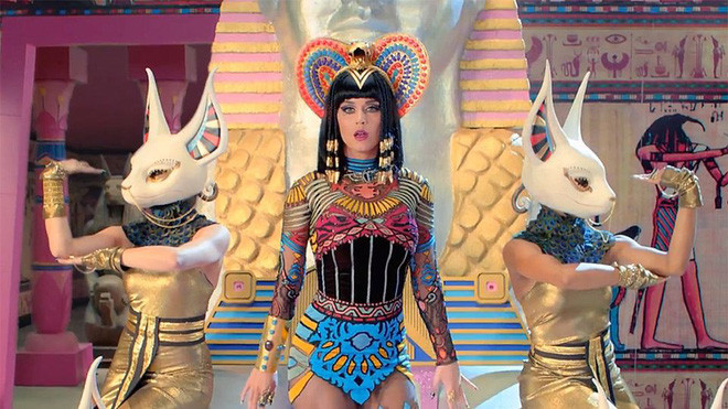  3. Phong cách thẩm mỹ: Đôi khi chúng ta vẫn bắt gặp phong cách đặc trưng của thời Ai Cập cổ đại, từ kiểu kiến trúc kim tự tháp đến trang phục, cách trang điểm của phụ nữ, giống như nữ hoàng Cleopatra.