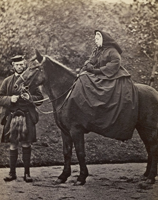  4. Người giữ ngựa John Brown là bạn thân nhất của Nữ hoàng Victoria: Nữ hoàng Victoria của Vương quốc Anh được xem là ngoại lệ đối với sự cai trị theo truyền thống thời bấy giờ bởi vì bà có thể kết hôn với Hoàng tử Albert - người bà thực sự yêu thương. Tuy nhiên, sự ra đi đột ngột của hoàng tử là một thảm kịch khủng khiếp đối với Nữ hoàng. Và ai biết chuyện gì sẽ xảy ra với Nữ hoàng nếu không có sự hỗ trợ của người bạn tốt nhất, John Brown - người đầy tớ tại Lâu đài Balmoral. John đã nói chuyện với Victoria rất nhiều và giúp bà vượt qua cú sốc, mặc dù vết thương ấy chưa bao giờ hoàn toàn bình phục.