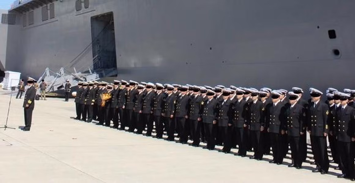 Con tàu có biên chế thủy thủ đoàn lên tới 970 người.