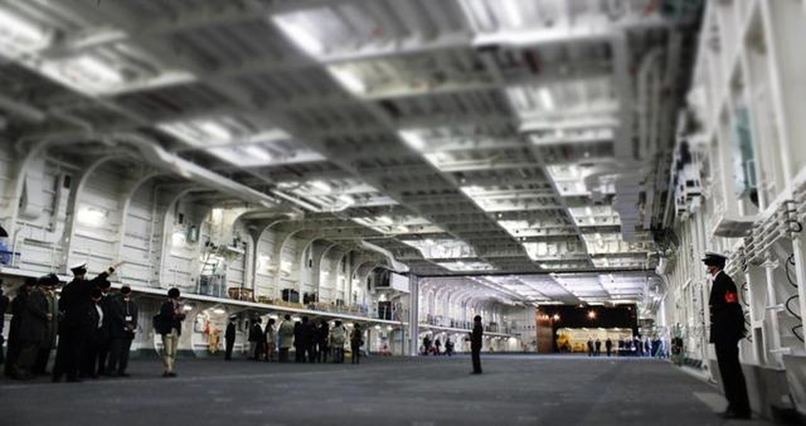 Trên tàu cũng được vũ trang hạng nặng với nhiều chủng loại vũ khí khác nhau cho mục đích phòng không và chống hạm.