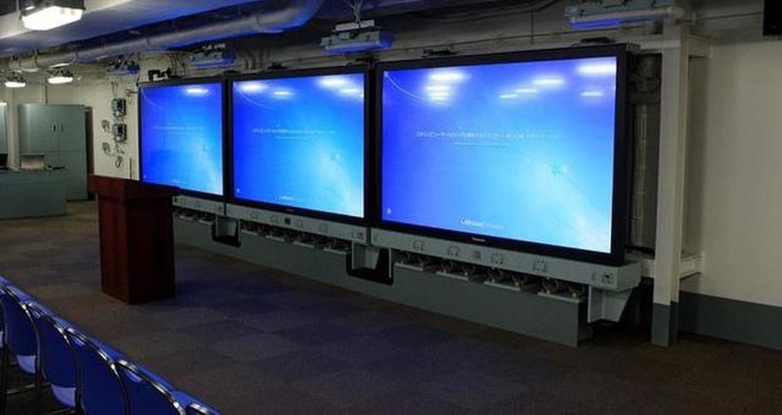 Tàu chiến lớp Izumo có sàn đáp kéo dài dọc thân, được trang bị thang nâng phi cơ, thượng tầng dạng tháp và nhà chứa máy bay cỡ lớn trong thân, không khác gì các tàu sân bay thực thụ của Mỹ.