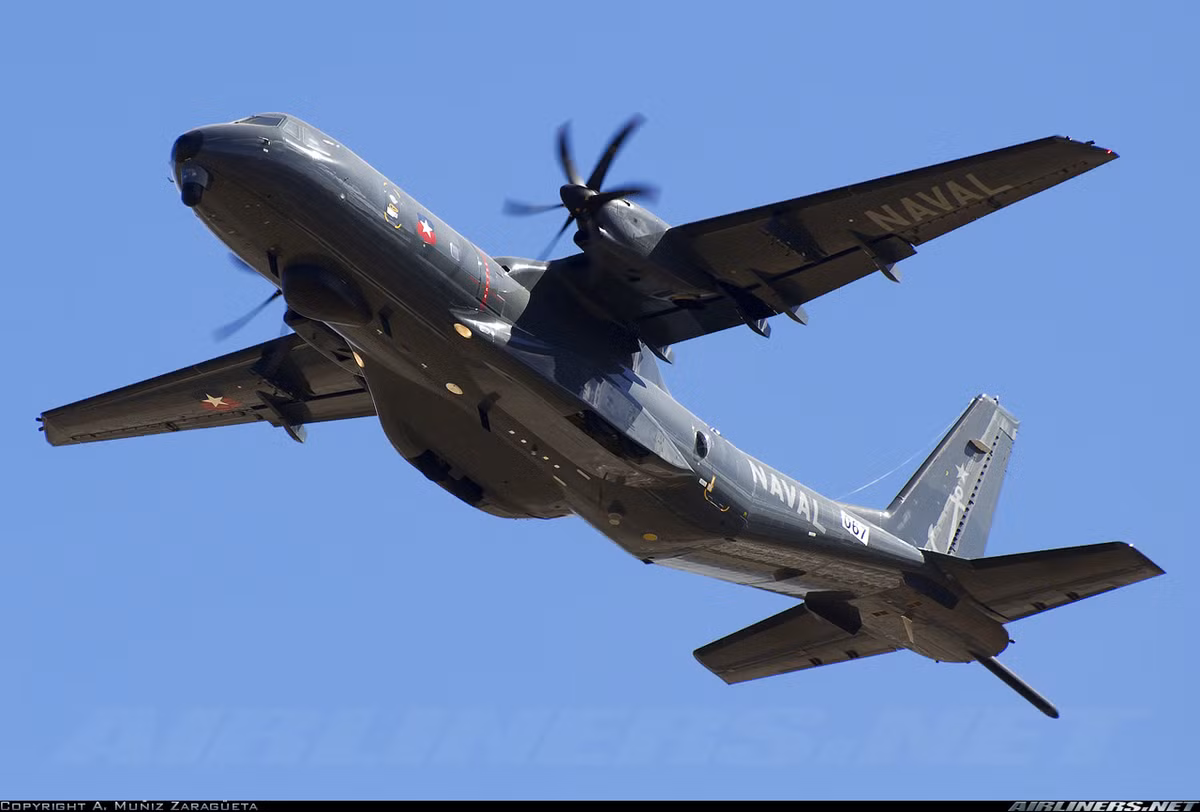 Để phục vụ vai trò tuần tra chống ngầm trên biển, theo một số nguồn tin, C-295MPA được tích hợp nhiều trang bị điện tử hiện đại bao gồm: radar tìm kiếm; cảm biến quang học/hồng ngoại; sonar; hệ thống phát hiện từ tính lạ; hệ thống tình báo điện tử/áp chế điện tử... Trong ảnh, có thể thấy rõ dưới mũi máy bay có cảm biến hồng ngoại, dưới buồng lái có một ụ lắp bộ phận Sonar, đuôi có “que dài” – chính là hệ thống phát hiện từ tính lạ. Nguồn ảnh: Airlines.net