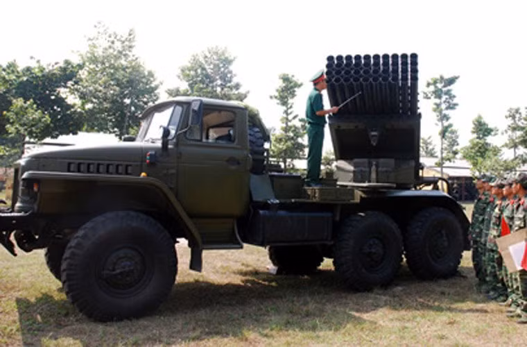 Việt Nam cũng được trang bị pháo phản lực phóng loạt – một trong những loại pháo có sức tấn công ghê gớm nhất trong làng pháo. Chúng ta được biết đến chủ yếu sử dụng hai kiểu pháo phản lực BM-14 140mm và BM-21 Grad 122mm. Nguồn ảnh: Báo QĐND